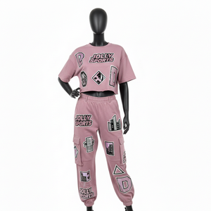 ชุดเซ็ตเสื้อครอปท็อปสีชมพูผ้าฝ้ายเฟรนช์เทอร์รี่พรีเมียม 280 GSM สำหรับผู้หญิง พร้อมกางเกงจ็อกเกอร์ ปักลายเชนิลล์ ปักโลโก้ตามสั่ง ชุดเซ็ตสำหรับผู้หญิง - Product Image 6