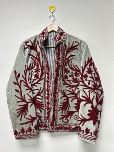 Chaqueta de Algodón Bordada con Flores Suzani para Mujer, Hecha a Mano en India, Estilo Étnico Bohemio, Prenda Exterior Tradicional Artesanal de Invierno, Largo Regular - Product Image 4