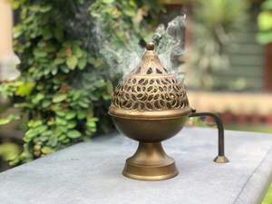 Quemador de incienso decorativo de metal que realza el estilo interior con una rica difusión de aroma oriental para una hospitalidad inolvidable. - Product Image 3