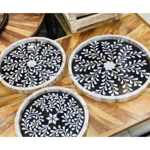 Bandeja Redonda Decorativa con Incrustaciones de Hueso y Diseño Floral Rojo |   Adorno Decorativo Artesanal de Primera Calidad para el Hogar - Product Image 3