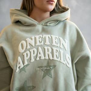 เสื้อฮู้ดดี้โอเวอร์ไซส์สำหรับผู้หญิง ยี่ห้อ Oneten สีเขียว พิมพ์ลายตัวอักษรแบบพัฟฟ์ ทรงไหล่ตก - Product Image 6