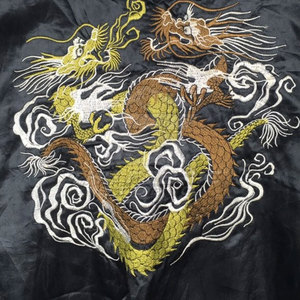 เสื้อแจ็คเก็ตซูคาจังแฟชั่นพรีเมียมสำหรับผู้ชาย คอตั้ง ผ้าซาตินเรียบด้านหน้า น้ำหนักเบา ทันสมัย ปักลาย สไตล์สตรีท - Product Image 6