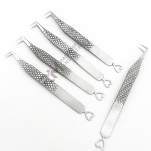Pince à épiler RMI Heart And Winter Design Bottom Style Diamond Grip et Plain Grip, pour cils entiers et pointus, emballage en boîte cartonnée - Product Image 1