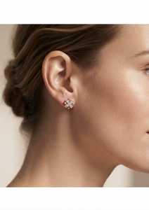 Boucles d'oreilles clous en or massif 9 carats or rose avec diamants de laboratoire taille brillant rond, motif trèfle floral, bijoux de mariage pour femme - Product Image 2