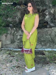 Traje de diseñador Mal Chanderi de algodón con bordado de fresa, sin mangas y de longitud corta - Farshi Salwar-Dupatta para mujer - Product Image 5