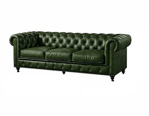 Sofá Chesterfield de Cuero Verde Clásico de 3 Plazas con Brazos Enrollados, Estilo Europeo Moderno - Product Image 1