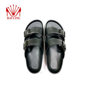 Fábrica de sandalias EVA personalizadas con punta abierta, produciendo sandalias tipo chanclas inspiradas en el fútbol para mercados promocionales y minoristas. - Product Image 4