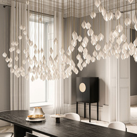 Lustre moderne de luxe en verre blanc, motif fleur de calla dorée, suspension en grappe, éclairage économique 2700K blanc chaud doux pour salle à manger