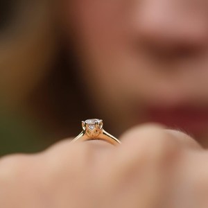 Anillo de Compromiso de Diamantes de Corte Brillante Redondo en Oro Sólido de 18K para Mujer, Certificado IGI, Estilo Solitario Clásico, Joyería al por Mayor - Product Image 5