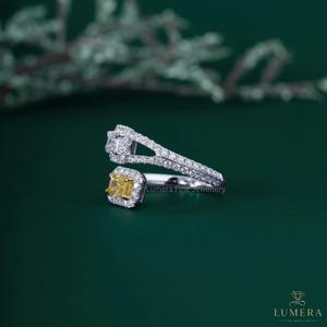 Bague de luxe 1,8 carats en or blanc 18 carats avec deux diamants jaunes taille émeraude certifiés IGI, double halo ouvert, diamant de laboratoire - Product Image 5