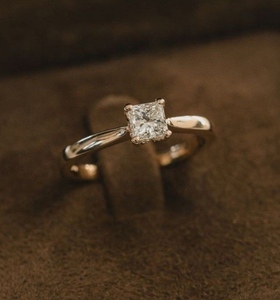 Anillo de Compromiso Minimalista con Diamante Cultivado en Laboratorio, Corte Princesa, Oro Rosa de 18K, Certificado IGI, para Uso Diario - Product Image 3