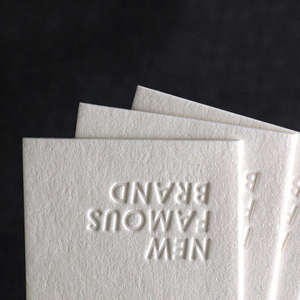 Étiquettes suspendues en papier grainé écologiques personnalisées, étiquettes de vêtements durables avec logo pour les marques de boutiques - Product Image 5