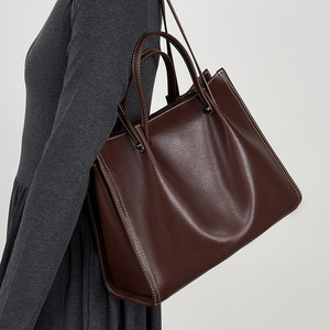 Sacs fourre-tout en cuir véritable pour femmes, logo personnalisé, design de mode de haute qualité, fermeture ouverte/à glissière, couleurs personnalisées pour usage professionnel - Product Image 6