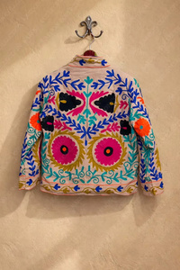 Veste bomber en velours réversible à motif floral brodé à la main |   Veste d'hiver de luxe faite à la main en coton rembourré |   Vente en gros - Product Image 2