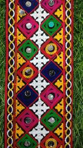 Dentelle Gamthi de créateur avec des broderies élégantes, ajoutant une touche traditionnelle et raffinée à toute tenue. - Product Image 4