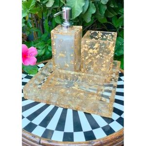 Ensemble de salle de bain en résine blanche de luxe avec plateau, comprenant un distributeur de savon et un gobelet - Product Image 1