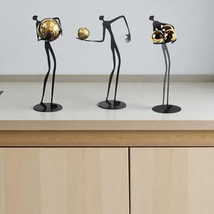 Sculpture en métal contemporaine de figure humaine finition noire, idéale pour les cadeaux d'entreprise, les espaces professionnels et la décoration de bureau - Product Image 3