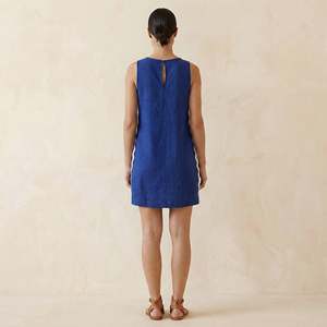 Robe courte en coton bleu à rayures ondulées pour femmes, avec tissu léger, style moderne, coupe confortable pour un usage quotidien - Product Image 2