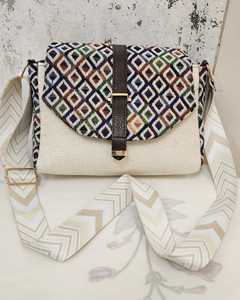 Sac à bandoulière artisanal en toile crème avec imprimé diamant coloré, rabat à fermoir doré, style bohème chic - Product Image 2