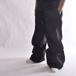 Pantalon de neige imperméable noir surdimensionné solide avec doublure chaude en polaire, boucles de ceinture à cordon et coupe ample décontractée - Product Image 1