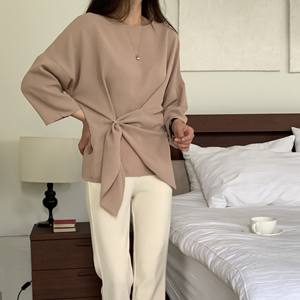 Chemisier asymétrique ample de haute qualité pour femme, fabriqué en Corée à partir de 100 % polyester, proposé par des grossistes en vêtements coréens - Product Image 1