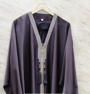Vêtements traditionnels musulmans élégants et modestes pour femmes, magnifique abaya de style Dubaï avec fermeture éclair ouverte, accessoire inclus - Product Image 1