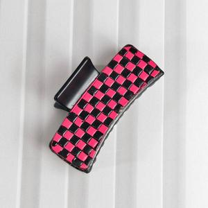 Pince à cheveux en cuir avec motif damier rouge et noir, accessoire de mode pour femmes - Product Image 2