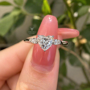 Anillo de compromiso con diamante solitario en forma de corazón cultivado en laboratorio, certificado por IGI, con diamantes laterales en forma de pera, plata 925, oro de 14K/18K - Product Image 1
