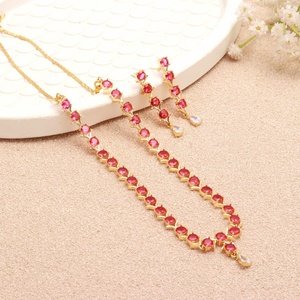 Conjunto de joyería de turmalina rubelita, collar y aretes de latón chapado en oro de 22 quilates, regalo para ella, conjunto de joyería para bodas y fiestas. - Product Image 3