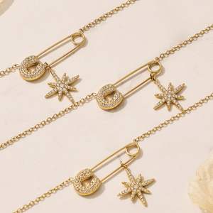 Nouveau design Collier épingle de sûreté avec pendentif étoile en zircon cubique en acier inoxydable plaqué or, vente en gros - Product Image 2