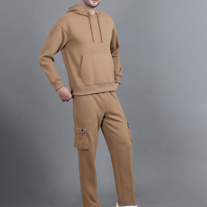 Conjunto Deportivo Profesional de Alta Calidad Personalizado para Hombre, Sudadera con Capucha y Pantalones Deportivos Color Caqui Camel con Bolsillos Tipo Cargo - Product Image 2
