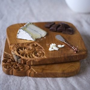 Planche à découper en bois d'acacia de luxe, sculptée à la main, avec détails floraux, surface épaisse et durable, sans danger pour les aliments, élégante planche de service - Product Image 2