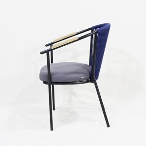 Silla de Comedor Moderna de Cuerda y Metal con Reposabrazos de Madera y Cojín de Asiento Suave - Product Image 3