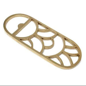 Ouvre-bouteille artisanal en aluminium moulé pour accessoires de bar décoratifs, mettant en valeur l'attrait du métal artisanal fait main - Product Image 1