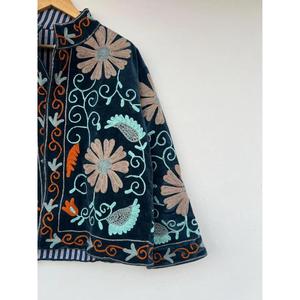 Chaqueta de Invierno de Terciopelo Suzani Bordada a Mano con Cierre de Botones, Largo Regular, Material de Algodón - Product Image 3