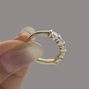 Bague en or massif 14 carats avec cinq diamants ronds brillants de qualité supérieure, cultivés en laboratoire, bijoux fins pour fiançailles, promesse, cadeau pour elle - Product Image 4
