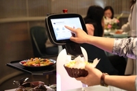 Robot de service alimentaire intelligent 2026 avec télécommande, robot serveur de restaurant, robot de livraison de nourriture commercial pour la restauration