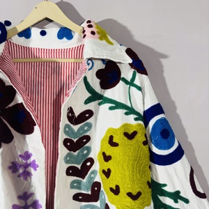 Abrigo Suzani Bordado a Mano con Ojo Turco |   Chaqueta Larga Boho de Algodón Hecha a Mano |   Duster con diseño floral de arte popular y frente abierto |   Declaración Artesanal - Product Image 4