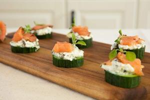 Planche à découper en bois d'acacia, style palette longue, épaisse et durable, design sûr pour les couteaux, idéale pour couper, servir et l'usage quotidien en cuisine - Product Image 5