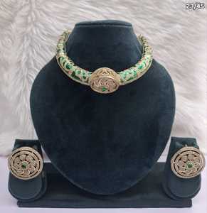 Conjunto de Joyería Étnica India Antigua de Lujo: Gargantilla Hasli de Esmalte Azul Real con Micro Pavé de Circonitas y Pendientes Redondos Intrincados - Product Image 3