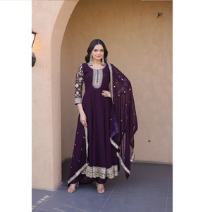 ชุดเดรส Anarkali ดีไซน์พรีเมียม พร้อมกางเกงและผ้าคลุมไหล่ ประดับด้วยงานปักเลื่อม เหมาะสำหรับงานปาร์ตี้และงานแต่งงาน มีจำหน่ายในปริมาณมาก - Product Image 1