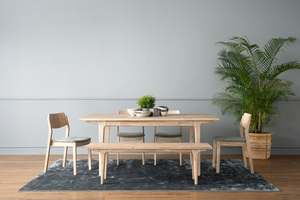 Silla de Comedor Moderna Escandinava de Madera Maciza con Asiento Acolchado de Tela y Respaldo Curvo en Acabado Roble Claro para Uso en Comedores de Villas - Product Image 5