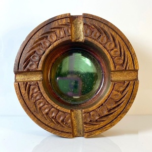Cendrier vintage en bois avec insert en verre vert de luxe, cendrier décoratif rond en bois massif sculpté à la main pour la maison ou le bar - Product Image 1