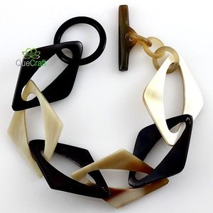 Bracelet manchette élégant en corne de buffle, léger et fait main, idéal pour les femmes modernes - Product Image 3