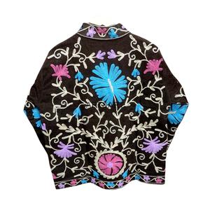 Veste d'hiver pour femme ART&ART, écologique, respirante, en coton, col mandarin, matelassée, broderie florale rouge, ethnique - Product Image 6