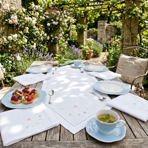 Serviettes en tissu carrées personnalisées, brodées de petites fleurs, réutilisables, durables, lavables en machine, avec ourlet festonné, en coton, pour le dîner - Product Image 4