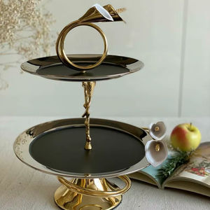 Soporte para Pastel de Aluminio Estilo Rústico con Etiqueta Privada para Decoración de Postres Naturales, Realzando la Mesa con una Apariencia Metálica Cálida - Product Image 1