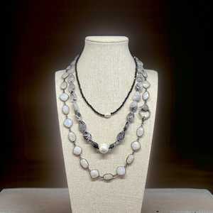 สร้อยคอหินมูนสโตนสีรุ้งธรรมชาติ ตัวเรือนเงินแท้ชุบออกซิไดซ์ ประดับเพชร พร้อมตัวล็อกแบบก้ามกุ้ง - Product Image 2