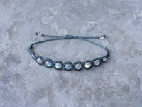 Bracelet Bohème en Perles d'Eau Douce et Pierre de Lune, Cordon Gris Réglable, Bijou Unisexe pour Fiançailles et Usage Quotidien, Monture en Argent 925