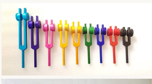 Diapasons de chant sacrés lestés Solfeggio 9 couleurs pour la guérison par le Reiki et les chakras, avec marteau et pochette en velours - Collection limitée. - Product Image 2